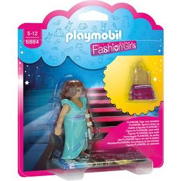 Playmobil City Life - O fetita foarte eleganta intr-o rochie de seara lunga, alaturi de o gentuta.
