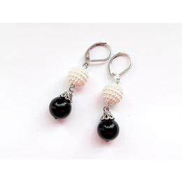 Cercei onix cu perle acrilice, GlamBazaar, 4.5 cm x 1 cm, cu Onix, Perle, Alb, Negru, tip cercei handmade cu tortite inox si pietre naturale