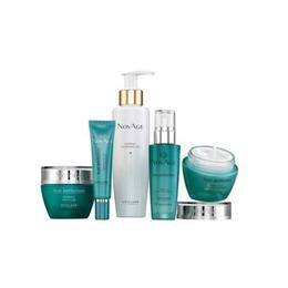 Set cadou tratament True Perfection pentru femei, Crema zi 50 ml + Crema regeneratoare 50 ml + Ser 30 ml + Crema de ochi 15 ml + Gel curatare 2-in-1 150 ml, NovAge Oriflame Luxury