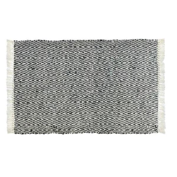Covor din piele, cu franjuri, model geometric, 110 x 65 cm, alb negru, topi dreams