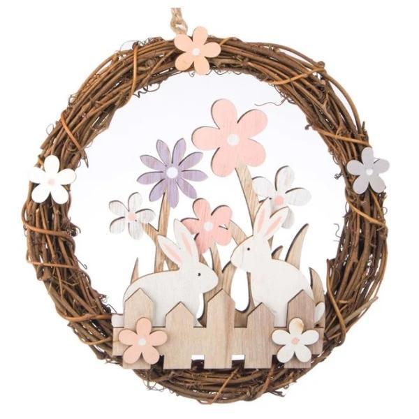 Decoratiune suspendabila din lemn tip coronita festiva pentru Paste si primavara, impodobita cu doi iepurasi, floricele multicolor si gard, diametru 23 cm