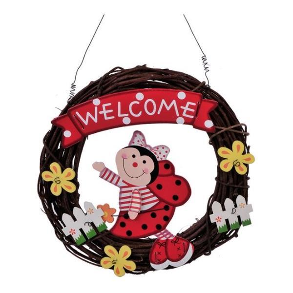 Coronita de agatat pentru paste, din lemn, decorata cu gargarita rosie, gardulet, flori de primavara multicolor si mesaj de bun venit, diametru 25 cm