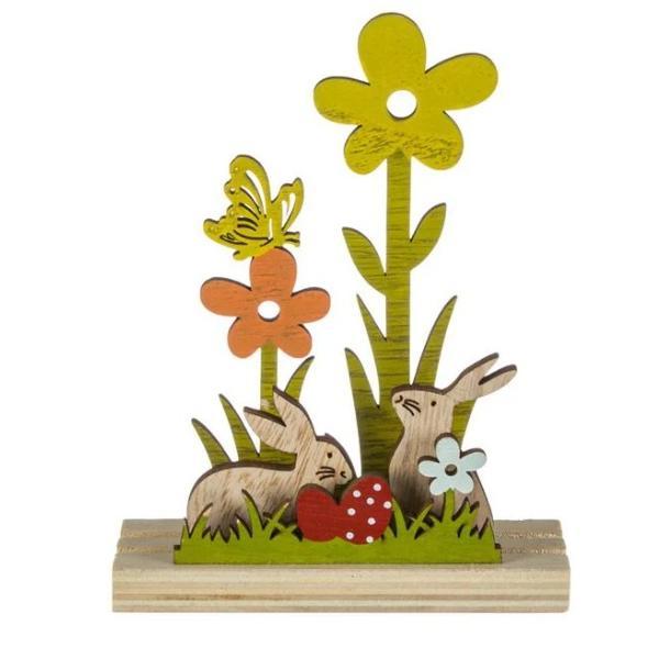 Figurina decor pentru masa de Paste, iepurasi pe stativ din lemn, oua rosii, iarba verde, fluturi si flori multicolor de primavara, inaltime 15.5 cm