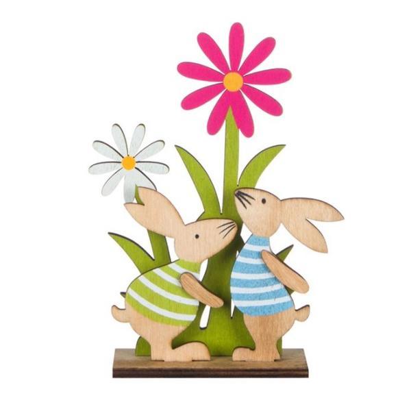Figurina decor pentru masa de Paste, iepurasi, flori de primavara, iarba, pe stativ din lemn, inaltime 13.5 cm