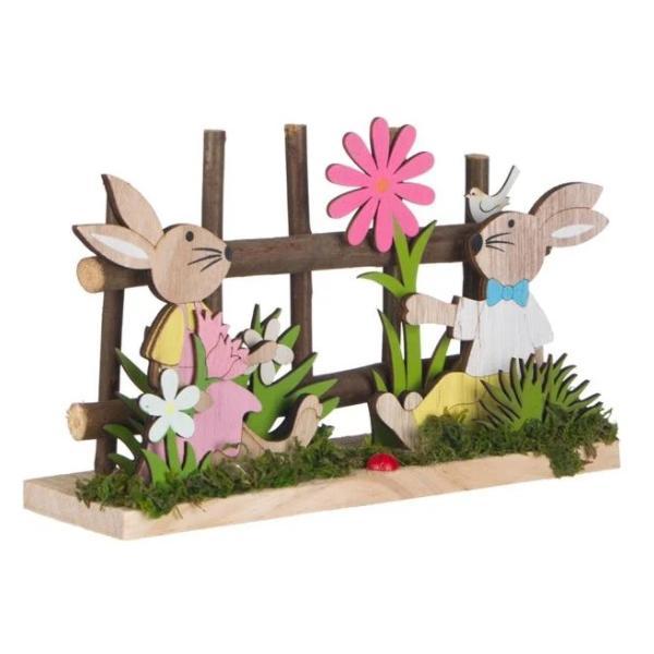 Decoratiune pentru masa de paste, doi iepurasi din lemn in gradina cu flori inflorite, iarba decorativa si buburuza, lungime 21.5 cm - topi toy