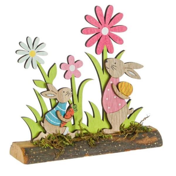 Decoratiune pentru masa de paste, doi iepurasi din lemn in gradina cu flori de primavara inflorite, iarba decorativa, morcov si ou, lungime 18.5 cm - topi toy