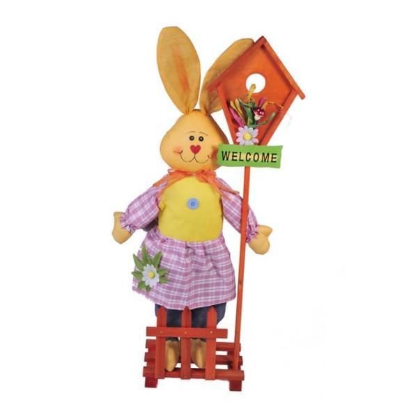 Figurina decor pentru paste, iepuras din lemn cu rochie de sarbatoare, flori artificiale si mesaj de intampinare, inaltime 59.5 cm