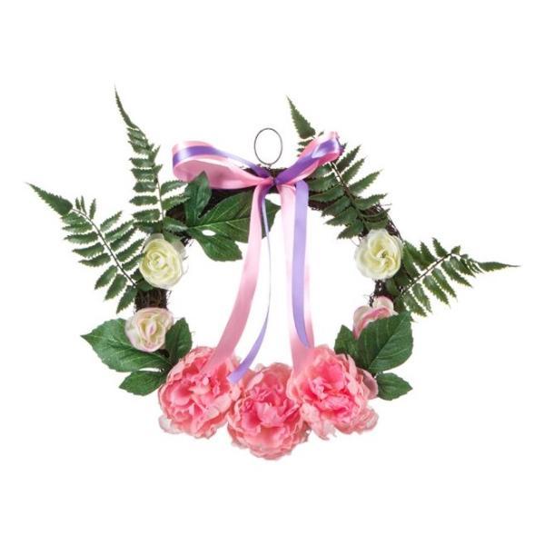 Decoratiune suspendabila tip coronita, impodobita cu floricele albe de primavara, bujori roz si frunze verzi, 29.5 cm