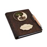 Agenda A5 din lemn Personalizata, Wenge, Piksel, Pomul Vietii-Yin si Yang, 100 pagini si pix din lemn inclus