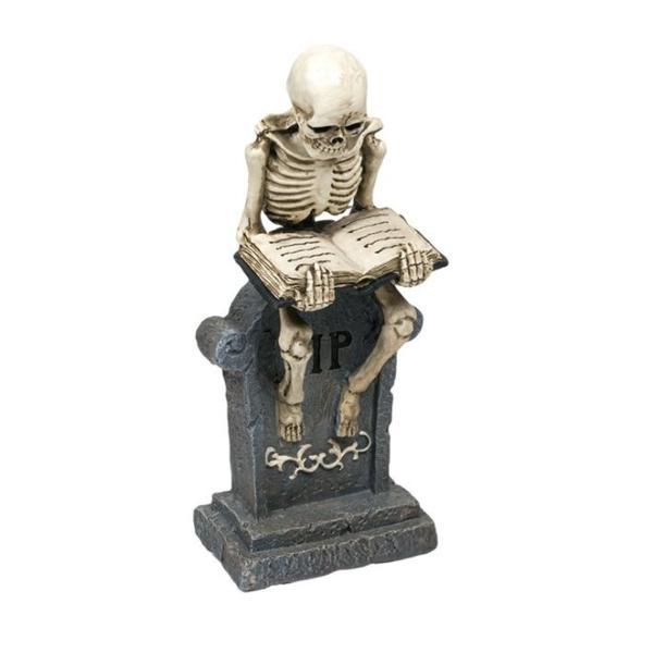 Decoratiune mort si mormant cu mesaj funerar, pentru petrecere de Halloween, figurina horror schelet uman care citeste, 30 cm, alb murdar cu negru, Topi Toy