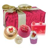 Set cadou Fa La La Festive, 5 produse, bile de baie 2x160g + sare de baie 30g + sapun solid 100g,  Bomb Cosmetics