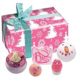 Set cadou Dreaming of a Pink Christmas 5 produse, bile de baie 2x160g + sare de baie 2x50g + sapun solid 100g, Bomb Cosmetics