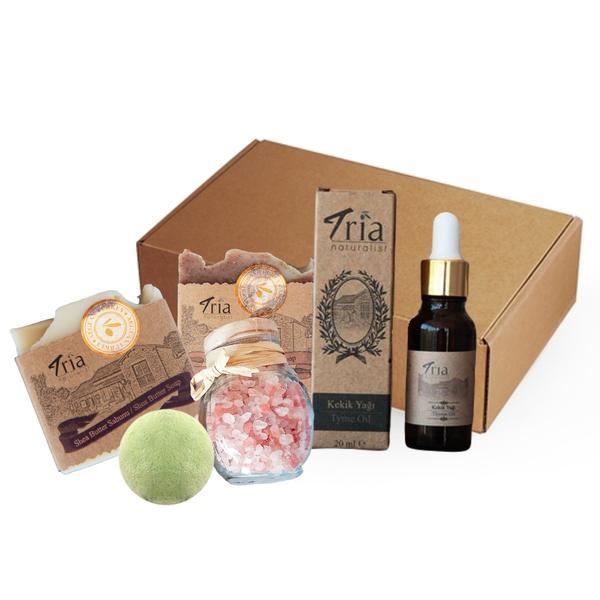 Set cadou &icirc;ngrijire personală &bdquo;Shea Tria Naturalist&rdquo; cu sapun de scortisoara (100 g) + sapun cu unt de karit&eacute; (100 gr) + ulei de cimbru (20 ml) + sare de baie mixta (130g) + bila de baie (50g)