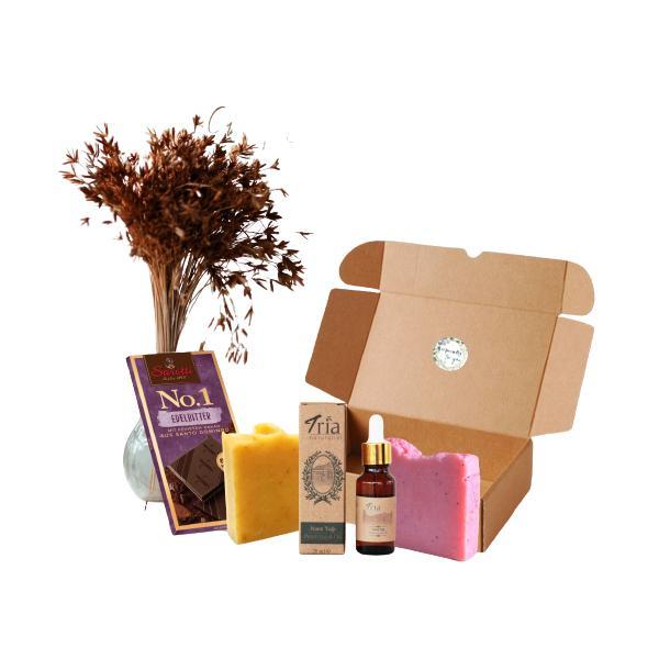 Set cadou îngrijire personală „Tria Jojoba” cu sapun natural cu capsuni si jojoba (110 gr) + sapun natural cu ulei de caise (120 gr) + ulei organic din frunze de menta (20 ml) + ciocolata neagra (100 gr) „Tria imagine 2022