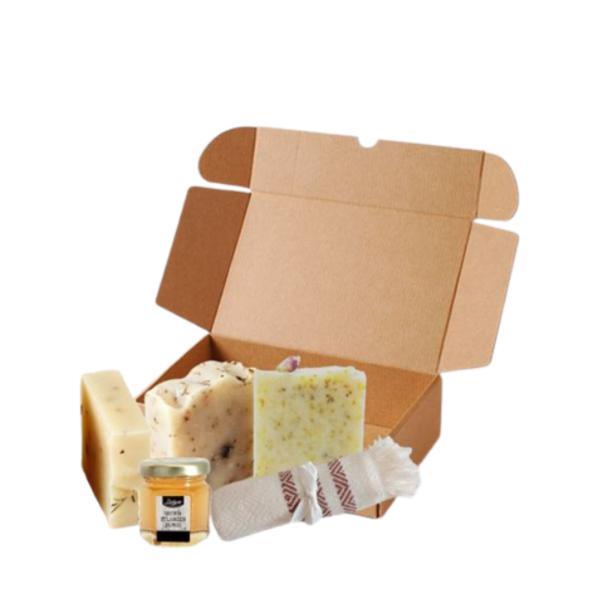 Set cadou cosmetice naturale &bdquo;Rosemary&rdquo;cu sapun cu ulei de rozmarin (100gr) + sapun cu ulei de musetel (100gr) + sapun de trandafiri (120gr) + miere (60gr) + prosop (30x50cm)