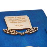 agenda-a5-din-lemn-personalizata-albastra-piksel-absolvire-profesori-invatatori-100-pagini-si-pix-din-lemn-inclus-3.jpg