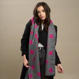 esarfa-fuchsia-cu-terminatii-franjurate-si-imprimeu-inimioare-3.jpg