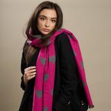 esarfa-fuchsia-cu-terminatii-franjurate-si-imprimeu-inimioare-4.jpg