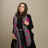 esarfa-fuchsia-cu-terminatii-franjurate-si-imprimeu-inimioare-5.jpg