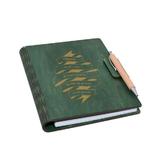 Agenda A5 din lemn Personalizata, Verde inchis, Piksel, cu mesaj, 100 pagini si pix din lemn inclus
