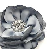 brosa-eleganta-floare-mare-gri-argintie-matase-satinata-10-cm-corizmi-silver-floral-charm-2.jpg