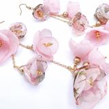 cercei-foarte-lungi-cu-flori-din-voal-culoarea-roz-cu-perle-aurii-corizmi-pink-blooms-2.jpg